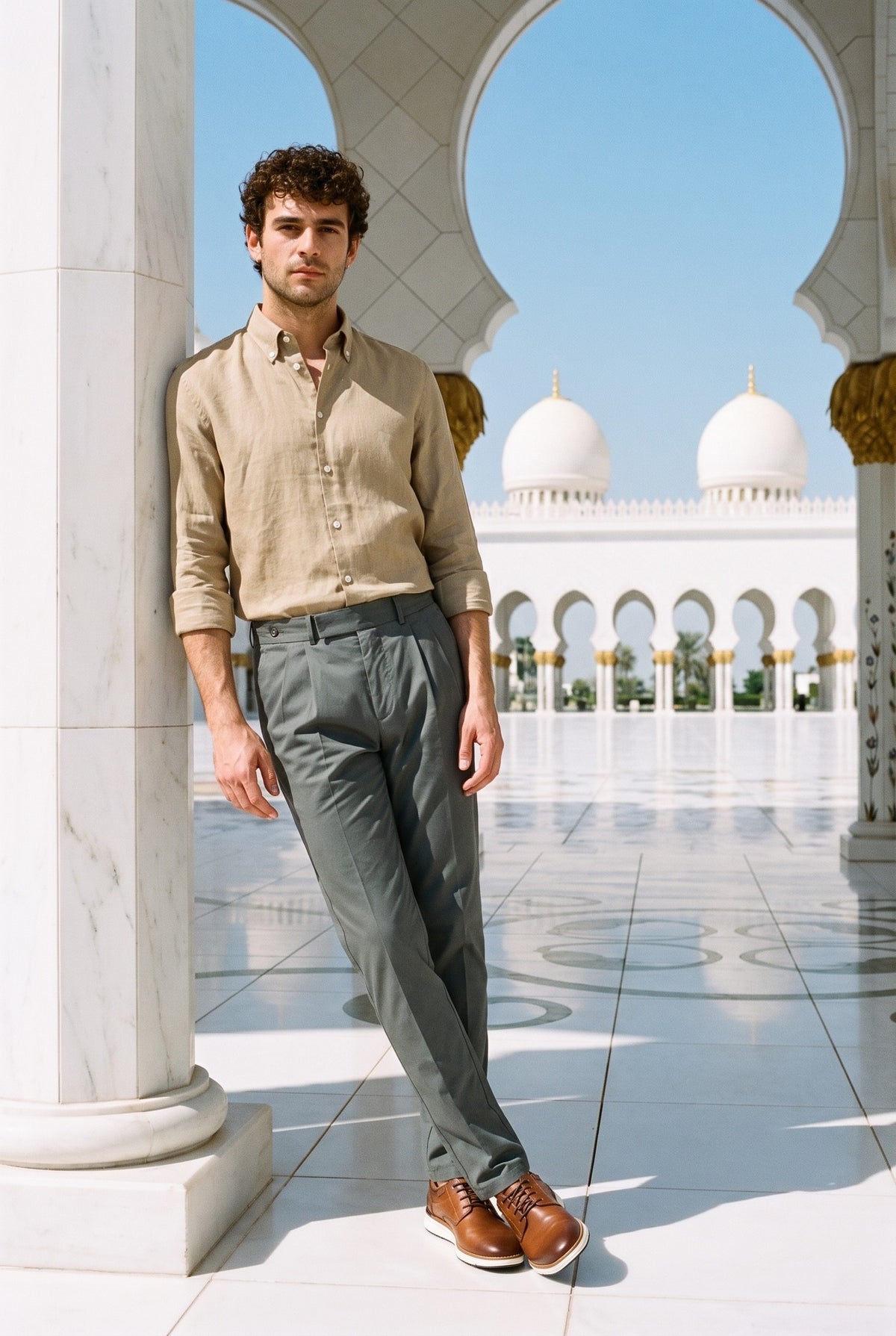 Look #1020 styled with Férfi sötétbézs színű, tiszta lenvászon hosszú ujjú, gombos nyári ing