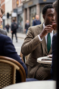 Tölgybarna halszálkás tweed háromrészes öltöny