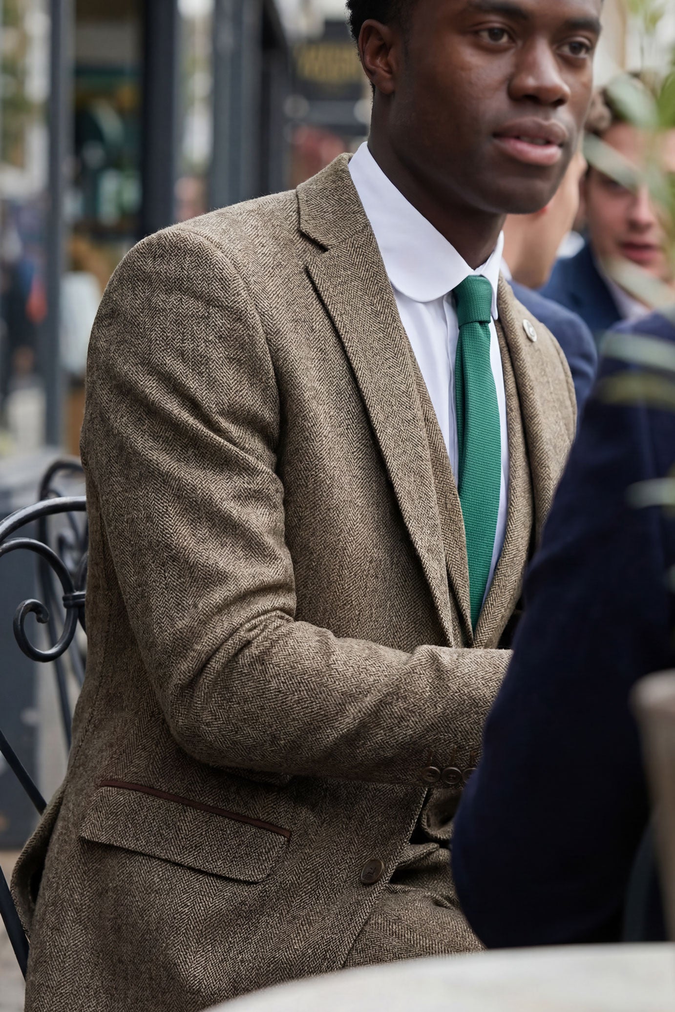 Tölgybarna halszálkás tweed háromrészes öltöny