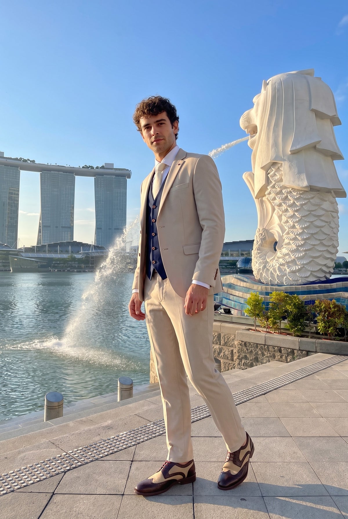Look #1001 styled with Mayfair - Férfi 3 részes krémszínű öltöny sötétkék mellénnyel