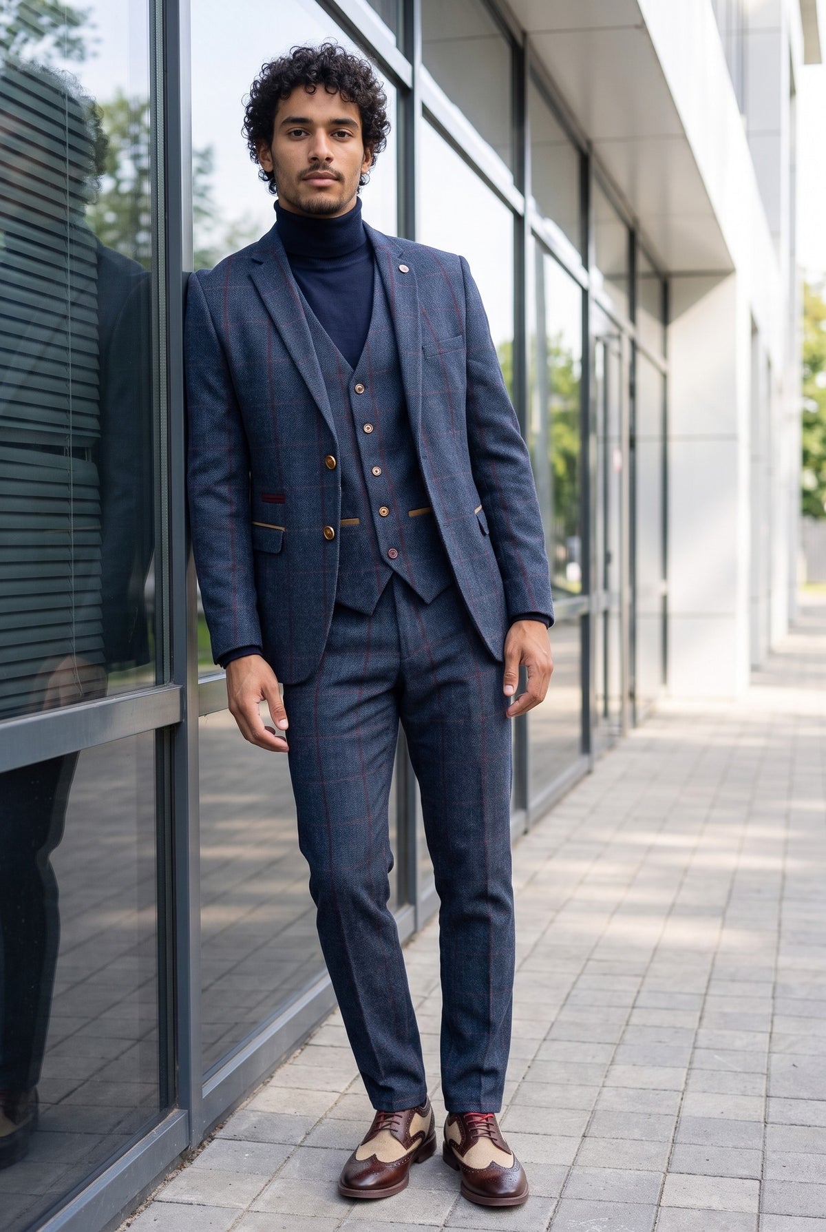 Look #646 styled with Férfi sötétkék garbó, puha viszkóz keverék hosszú ujjú kötött pulóver