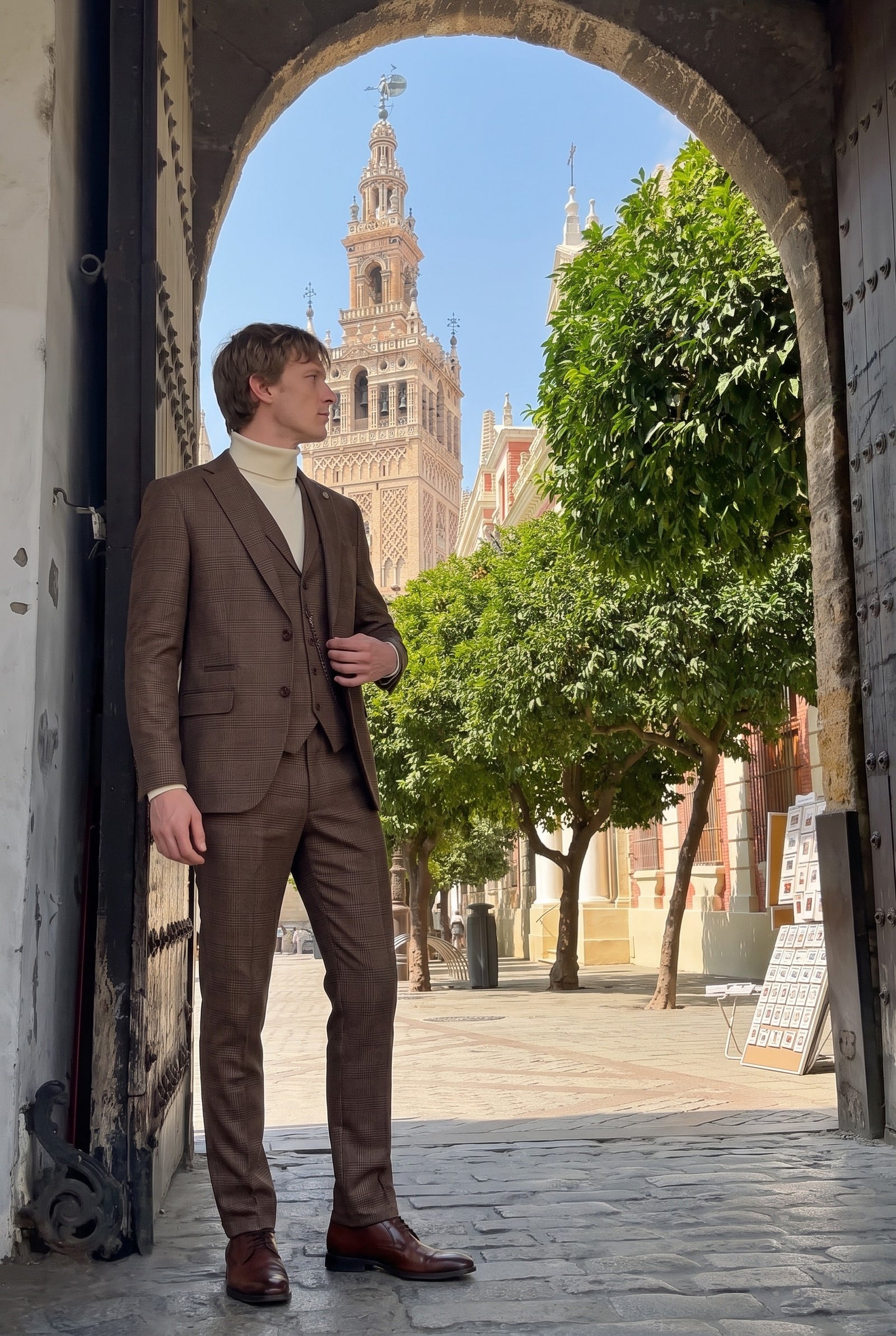 Look #1011 styled with Férfi krémszínű garbó, puha viszkóz keverék hosszú ujjú kötött pulóver