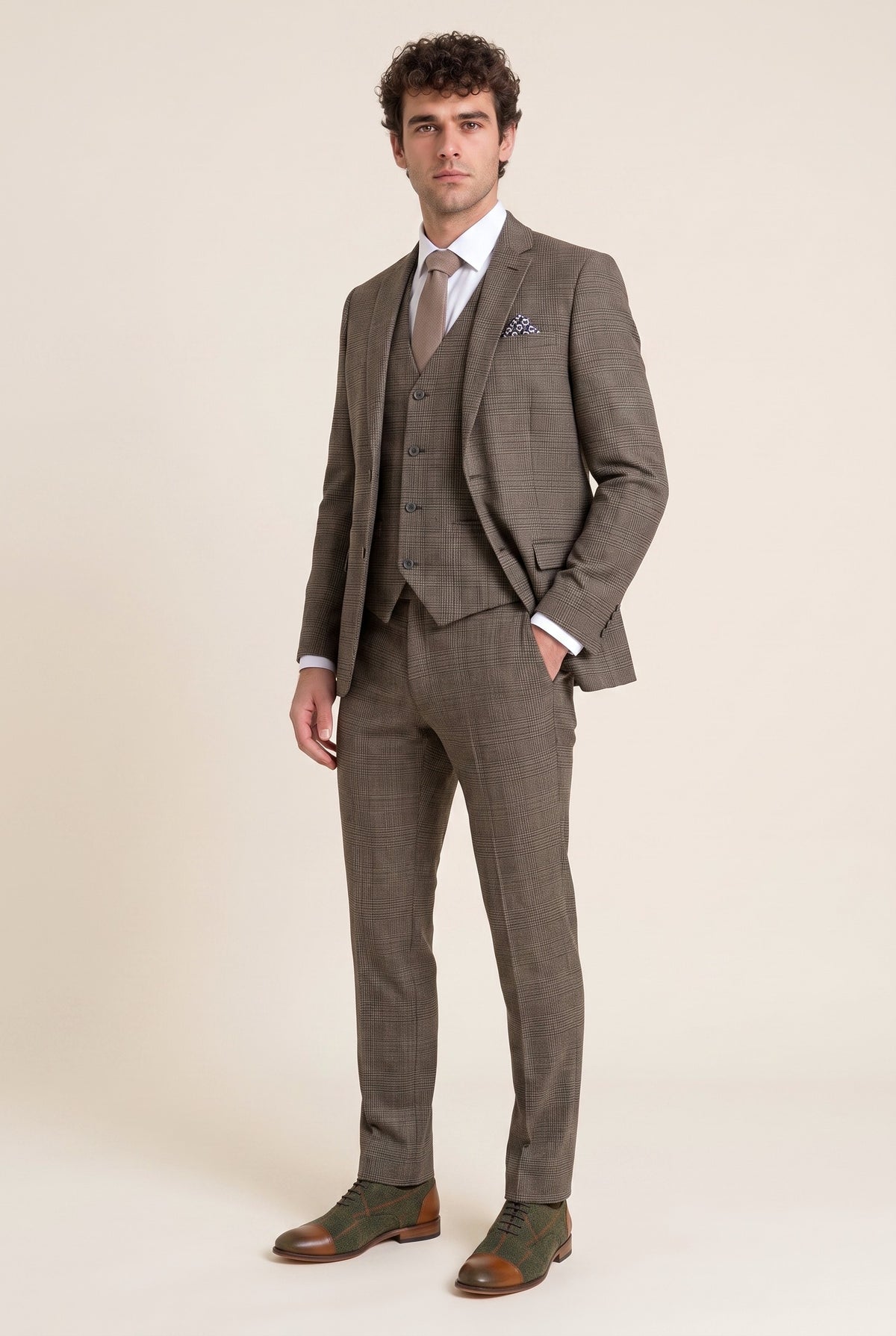 Look #603 styled with Férfi barnásbarna klasszikus kockás, karcsúsított, háromrészes öltöny