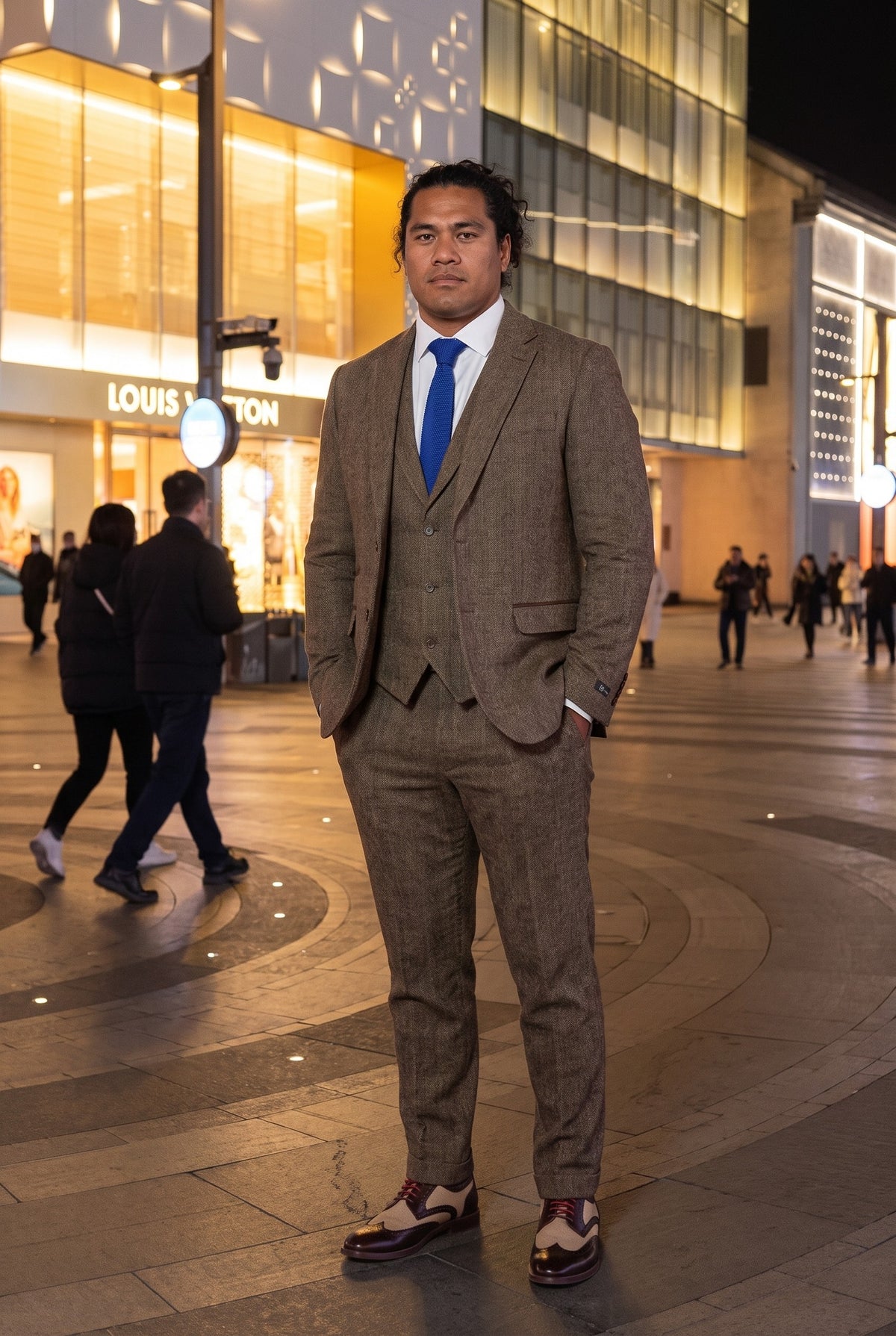 Look #966 styled with Tölgybarna halszálkás tweed háromrészes öltöny