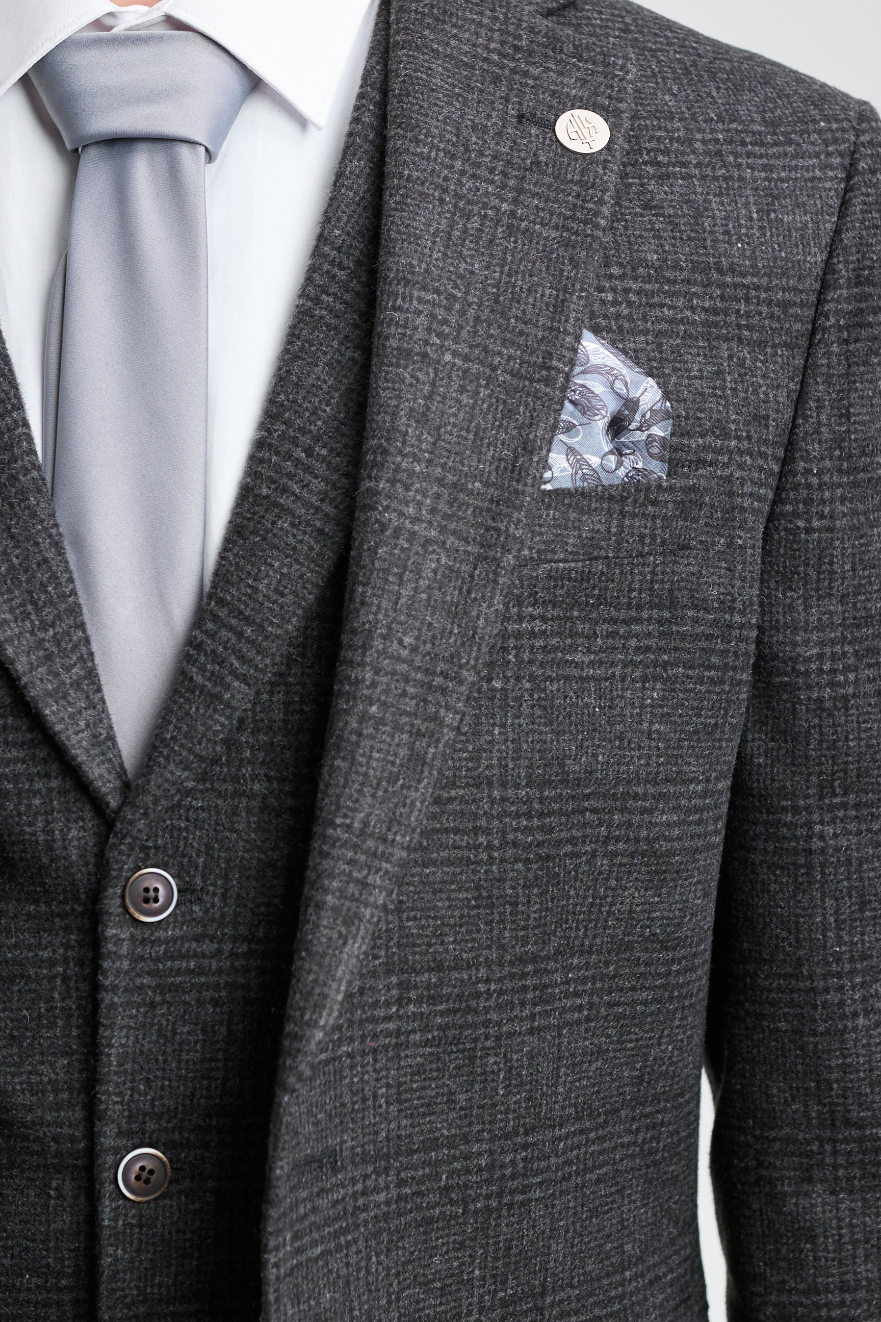 Férfi fekete, kockás, háromrészes öltöny