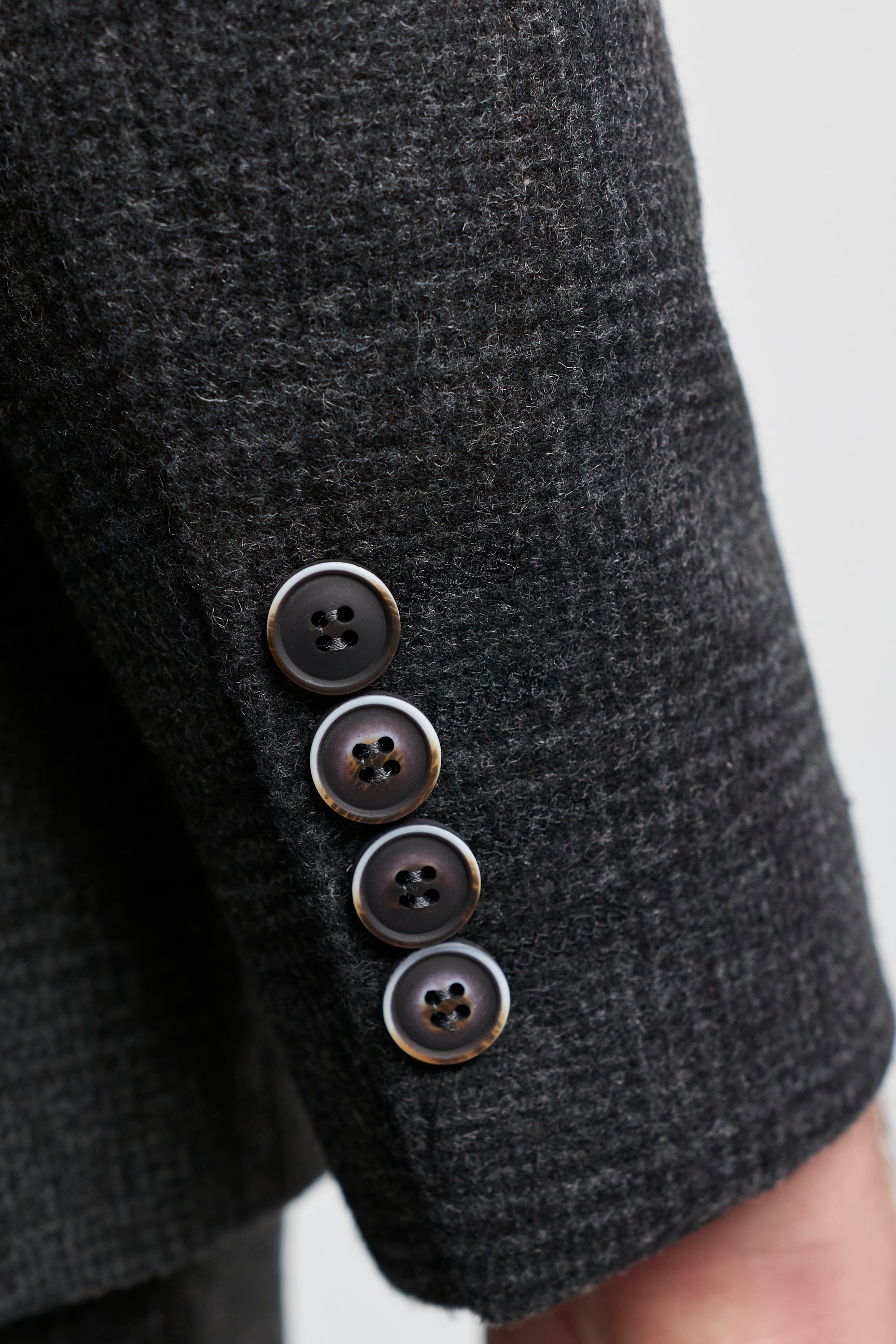 Férfi fekete, kockás, háromrészes öltöny