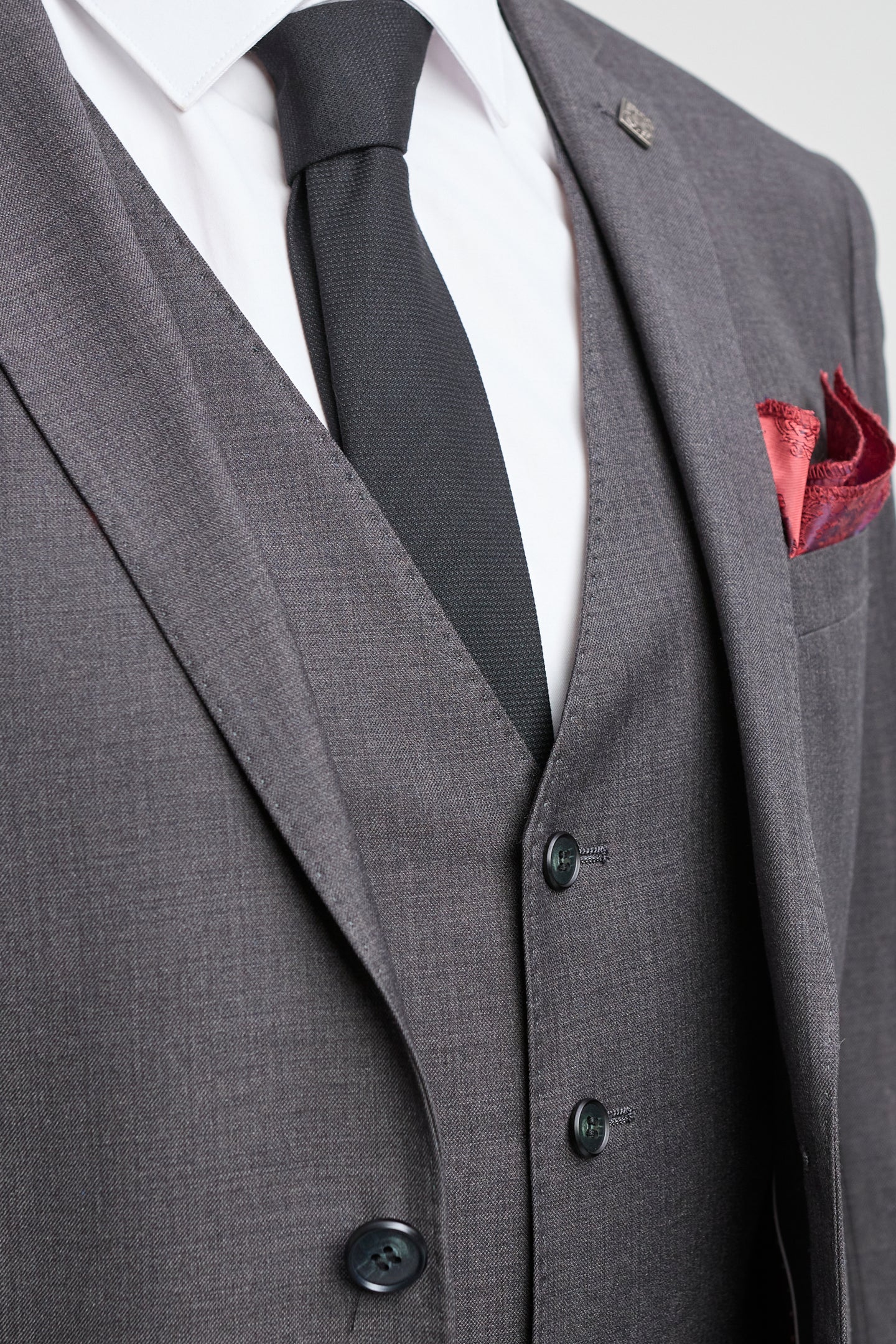 Férfi sötétszürke, szénszürke, háromrészes öltöny, klasszikus öltöny, esküvői, nyári, szalagavató, klasszikus