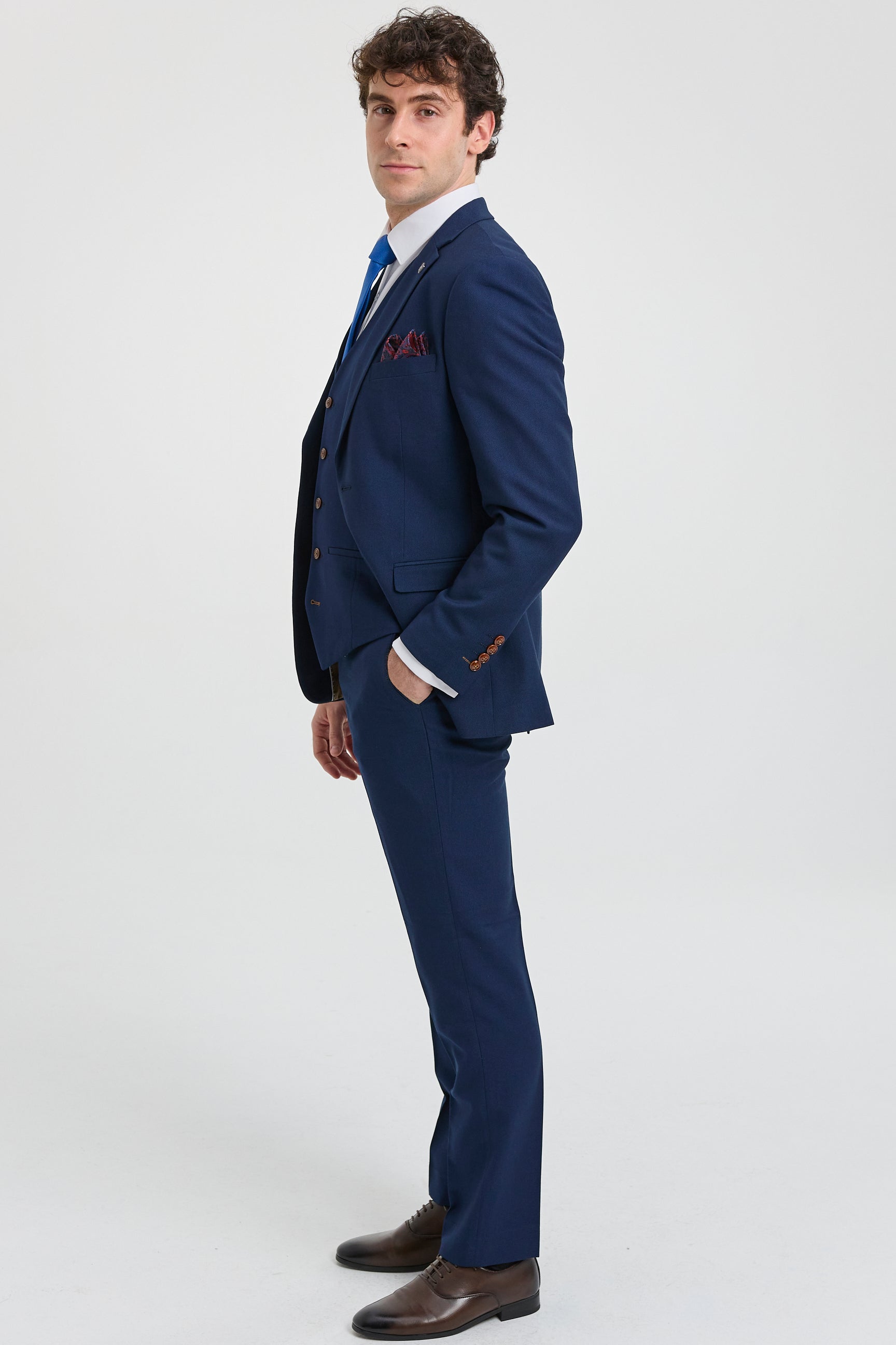Férfi sötétkék 3 részes öltöny barna szegéllyel, klasszikus madárszem vintage esküvői vőlegények