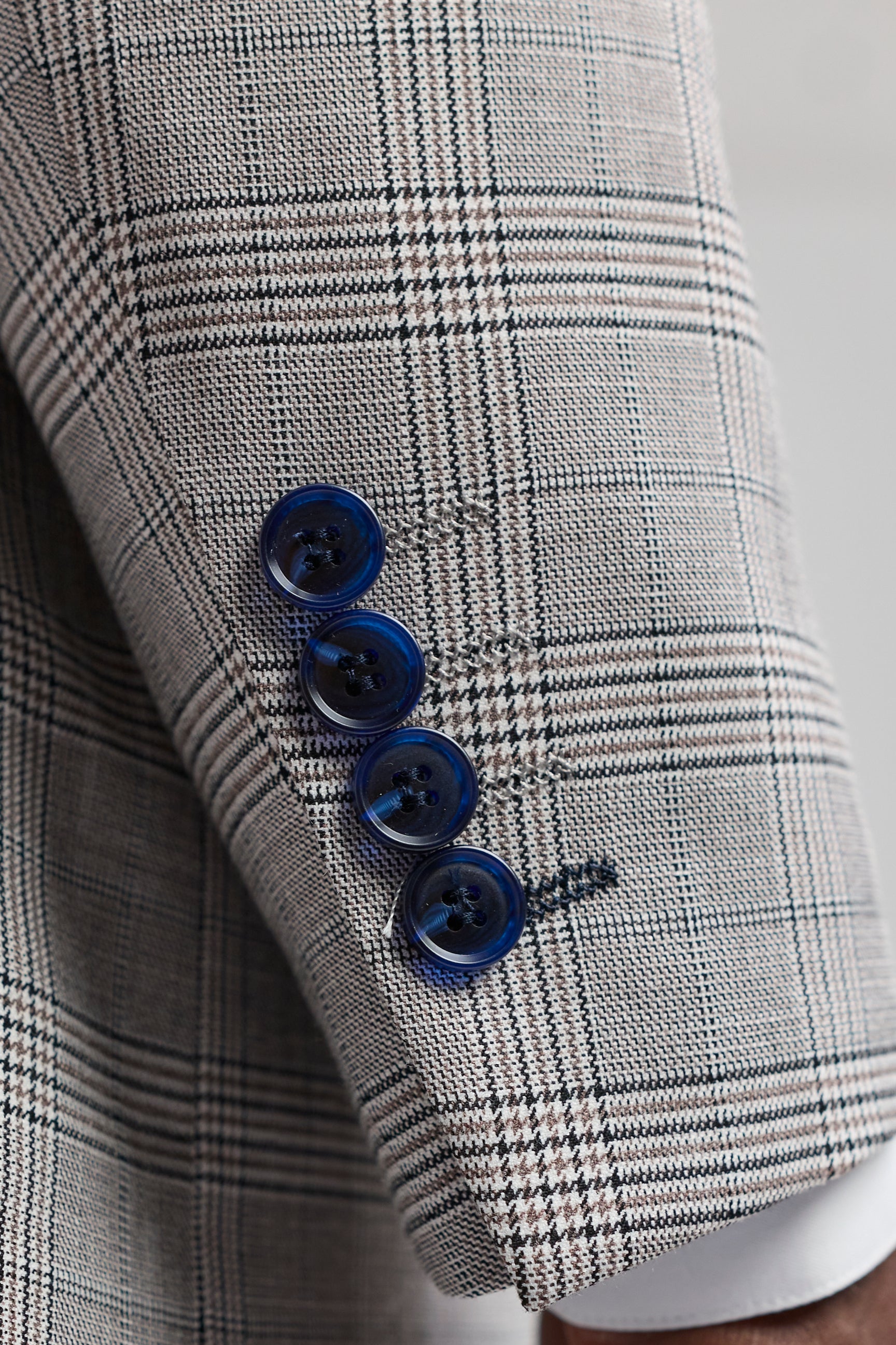 Hugo Férfi Világosszürke férfi öltöny sötétkék kockás és bársony szegélyekkel