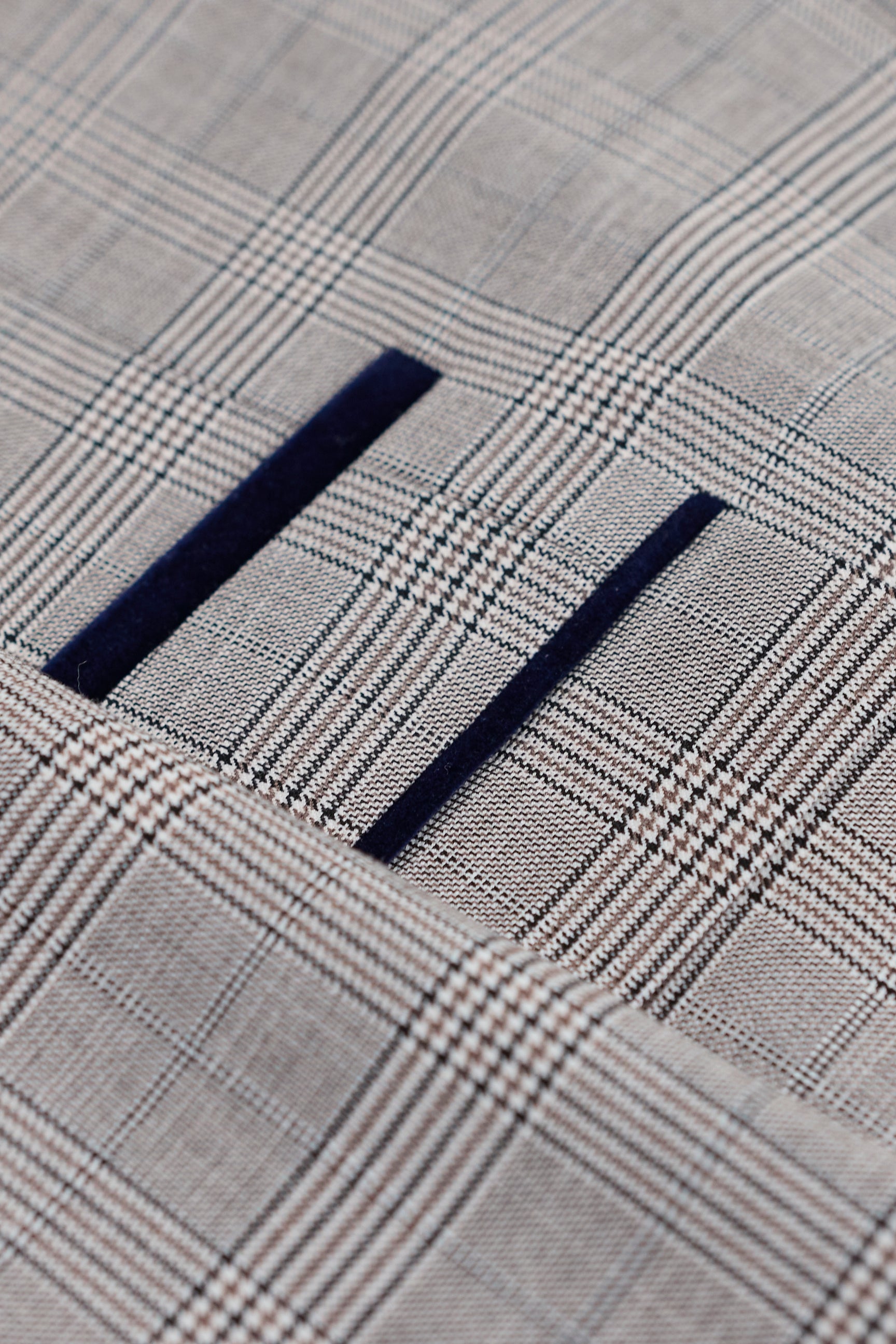 Hugo Férfi Világosszürke férfi öltöny sötétkék kockás és bársony szegélyekkel