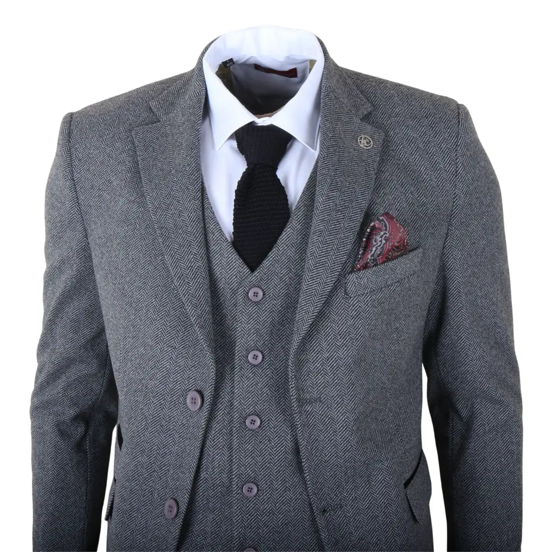 IM41 - Szürke, háromrészes, halszálkás tweed öltöny férfiaknak