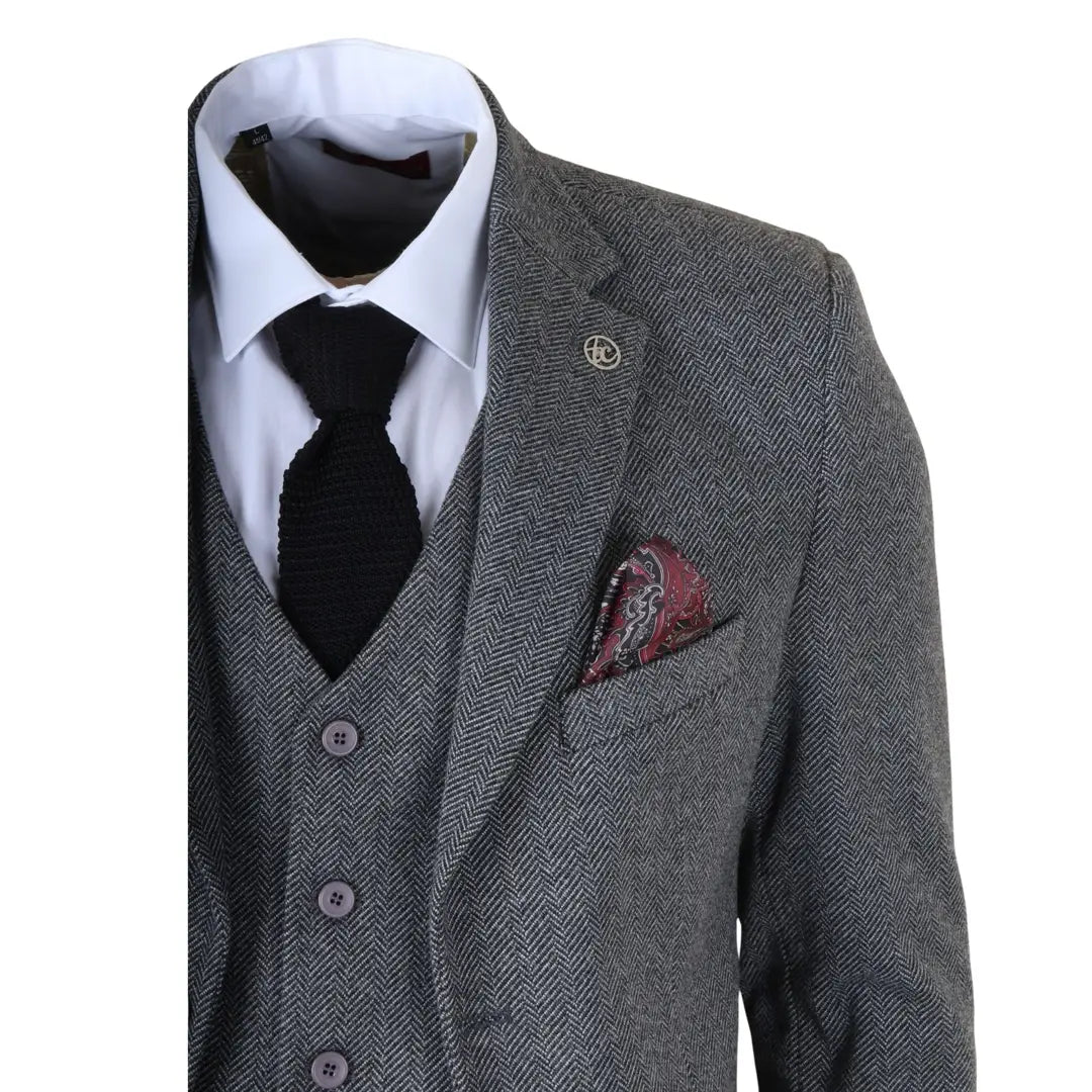 IM41 - Szürke, háromrészes, halszálkás tweed öltöny férfiaknak