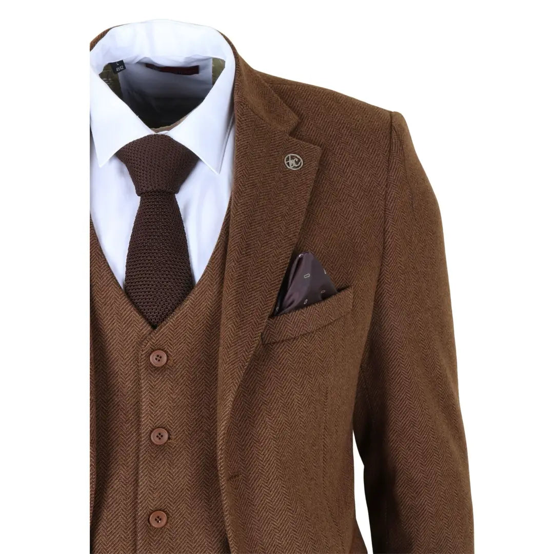 IM42 - Barna, háromrészes, halszálkás tweed öltöny férfiaknak