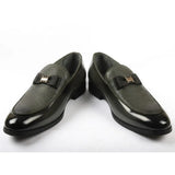 Férfi texturált elülső rész ikonikus csattal és masnival díszített mokaszinok